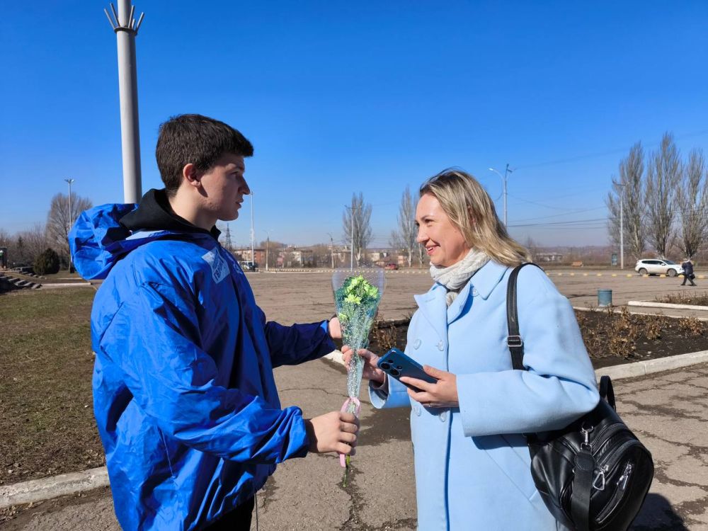 В преддверии Международного женского дня депутат муниципального округа г. Алчевск, Ярский Александр, совместно с активистами "Молодой Гвардии Единой России" поздравил жительниц города с наступающим праздником В преддверии Международного женского дня депутат муниципального округа г. Алчевск, Ярский Александр, совместно с активистами "Молодой Гвардии Единой России" поздравил жительниц города с наступающим праздником