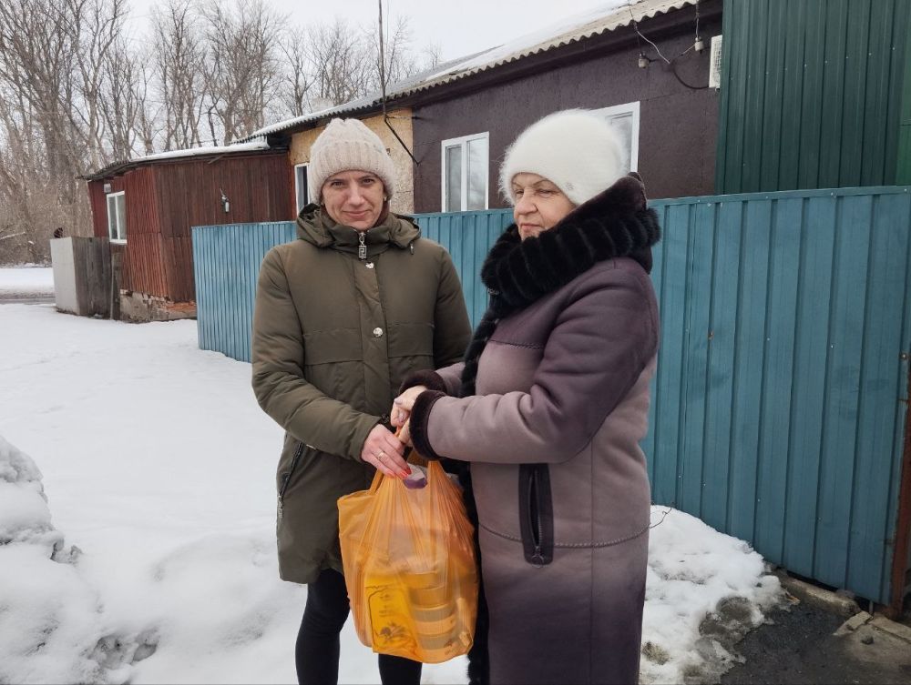 В канун празднования Международного женского дня сотрудники отдела жизнеобеспечения пгт Кленовый Администрации городского округа город Ровеньки при содействии Росгвардии передали продуктовые наборы и поздравили жительниц... В канун празднования Международного женского дня сотрудники отдела жизнеобеспечения пгт Кленовый Администрации городского округа город Ровеньки при содействии Росгвардии передали продуктовые наборы и поздравили жительниц...