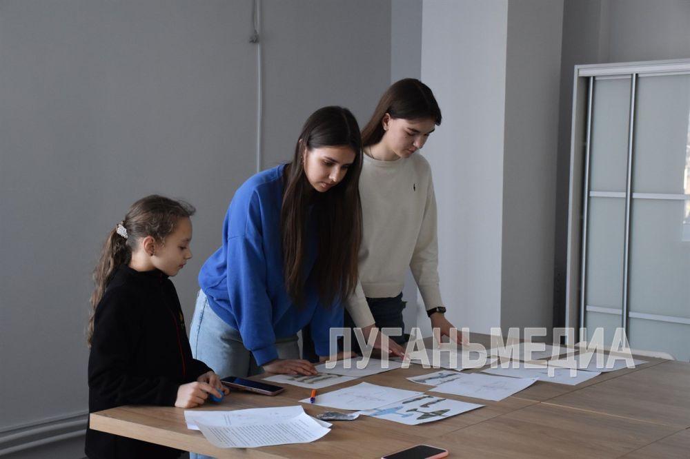 В Краснодонском центре молодёжных инициатив «Гравитация» собрались представители студенчества и учащиеся краснодонских школ, чтобы принять участие в празднике, приуроченном Всемирному женскому дню В Краснодонском центре молодёжных инициатив «Гравитация» собрались представители студенчества и учащиеся краснодонских школ, чтобы принять участие в празднике, приуроченном Всемирному женскому дню