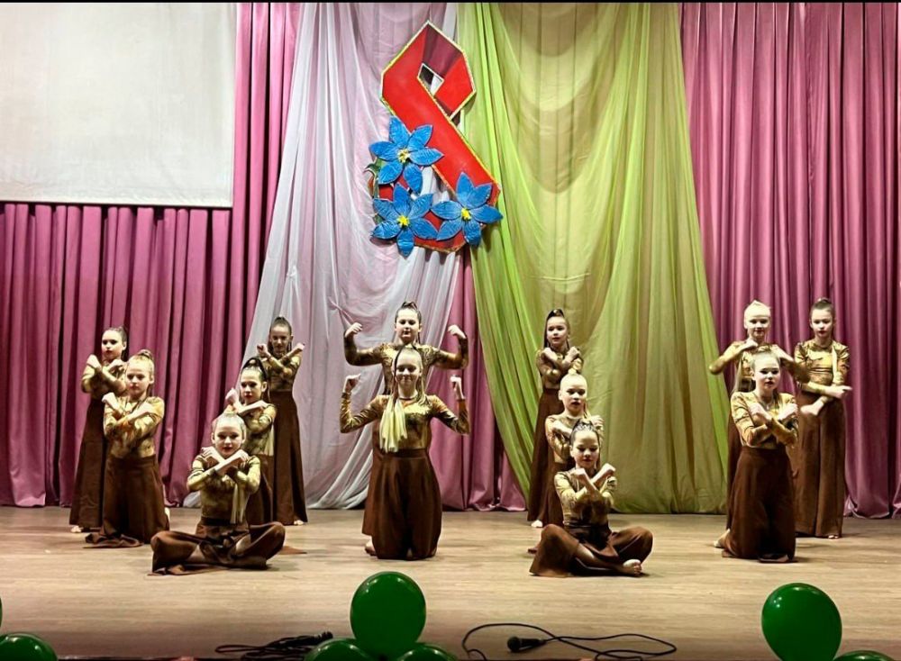 Во Дворце культуры им. Горького пгт Крепенский состоялся праздничный концерт, посвященный Международному женскому дню 8 марта «Букет прекрасных поздравлений» Во Дворце культуры им. Горького пгт Крепенский состоялся праздничный концерт, посвященный Международному женскому дню 8 марта «Букет прекрасных поздравлений»