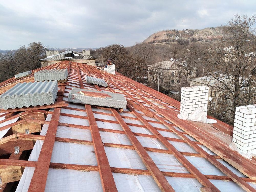 В доме на Известковой в Первомайске установили окна и заменили двери подъездов В доме на Известковой в Первомайске установили окна и заменили двери подъездов