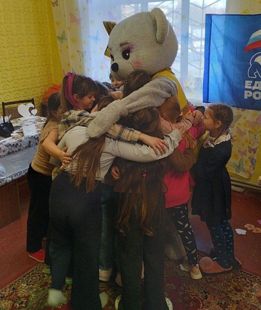 В посёлке Краснодон состоялась поздравительная развлекательная программа для детей В посёлке Краснодон состоялась поздравительная развлекательная программа для детей