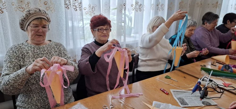В Красном Луче для слушателей Университета третьего возраста прошёл мастер-класс: «Корзина для цветов к 8 Марта» В Красном Луче для слушателей Университета третьего возраста прошёл мастер-класс: «Корзина для цветов к 8 Марта»