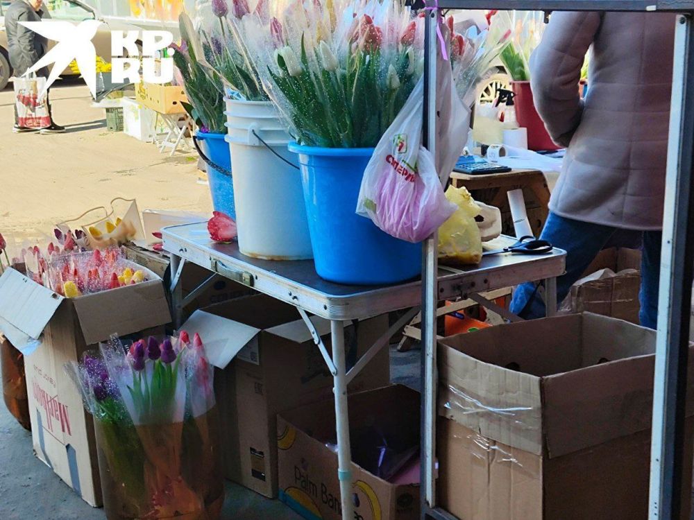 Настроение - 8 марта. Тюльпаны и мимозу можно купить в Луганске прямо посреди улицы. Мимозу продают из больших ящиков, а тюльпаны прямо из машин Настроение - 8 марта. Тюльпаны и мимозу можно купить в Луганске прямо посреди улицы. Мимозу продают из больших ящиков, а тюльпаны прямо из машин