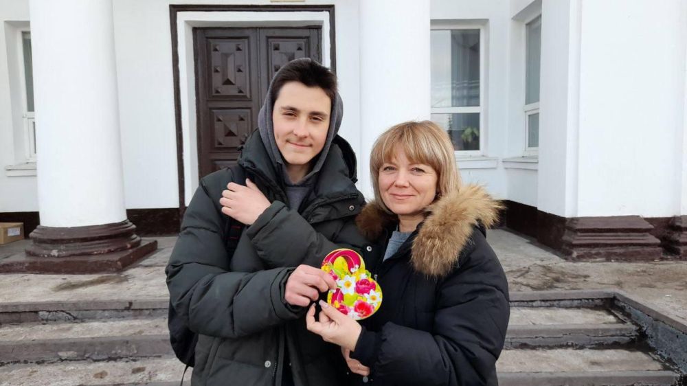 Андрей Рубанцов: В Ровеньках провели уличную акцию «Тюльпанная радость: цветы для каждой» Андрей Рубанцов: В Ровеньках провели уличную акцию «Тюльпанная радость: цветы для каждой»