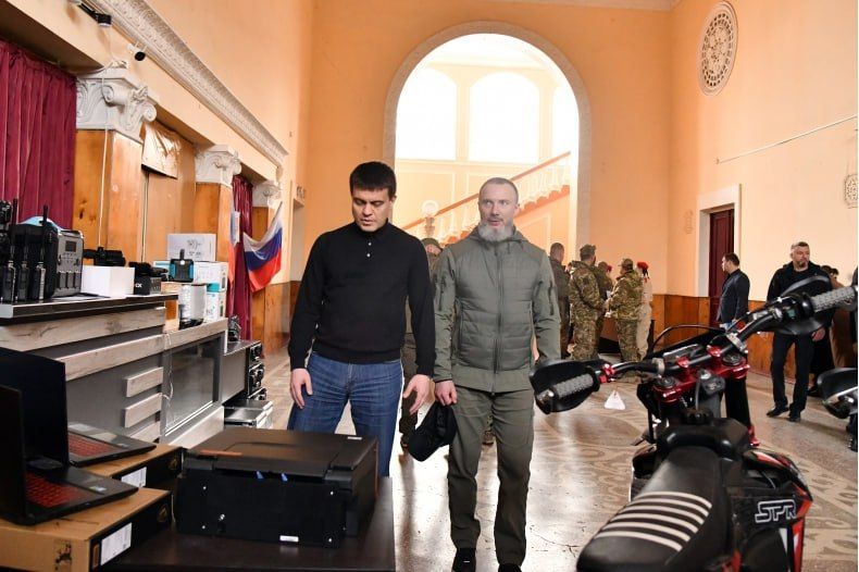 Михаил Котюков передал военнослужащим гумпомощь и вручил награды Михаил Котюков передал военнослужащим гумпомощь и вручил награды