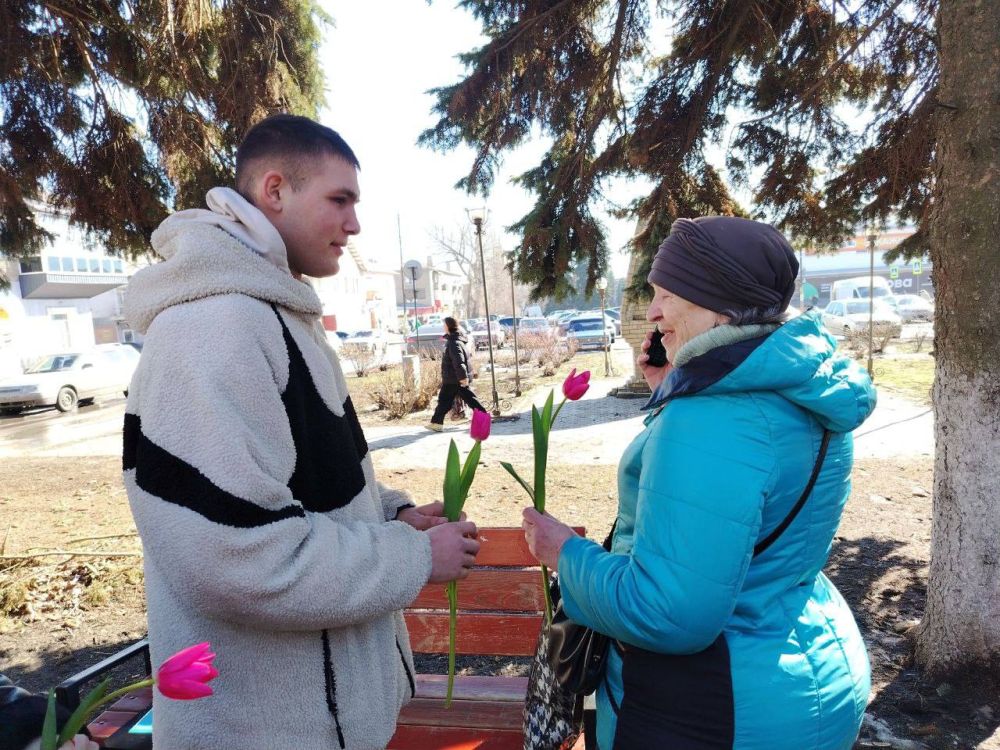 Члены Молодёжного совета при Администрации города Ровеньки поздравили жительниц нашего города с наступающим Международным женским днём Члены Молодёжного совета при Администрации города Ровеньки поздравили жительниц нашего города с наступающим Международным женским днём