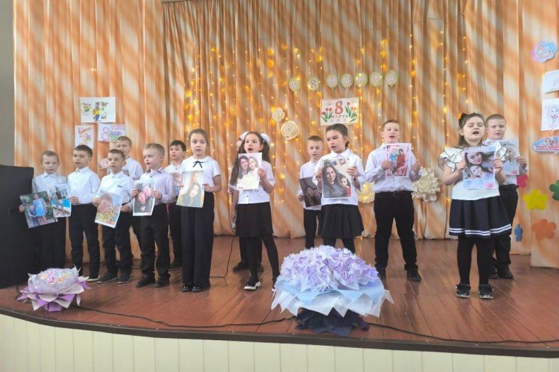 В Свердловской СШ №8 прошёл праздничный концерт, посвящённый 8 Марта В Свердловской СШ №8 прошёл праздничный концерт, посвящённый 8 Марта