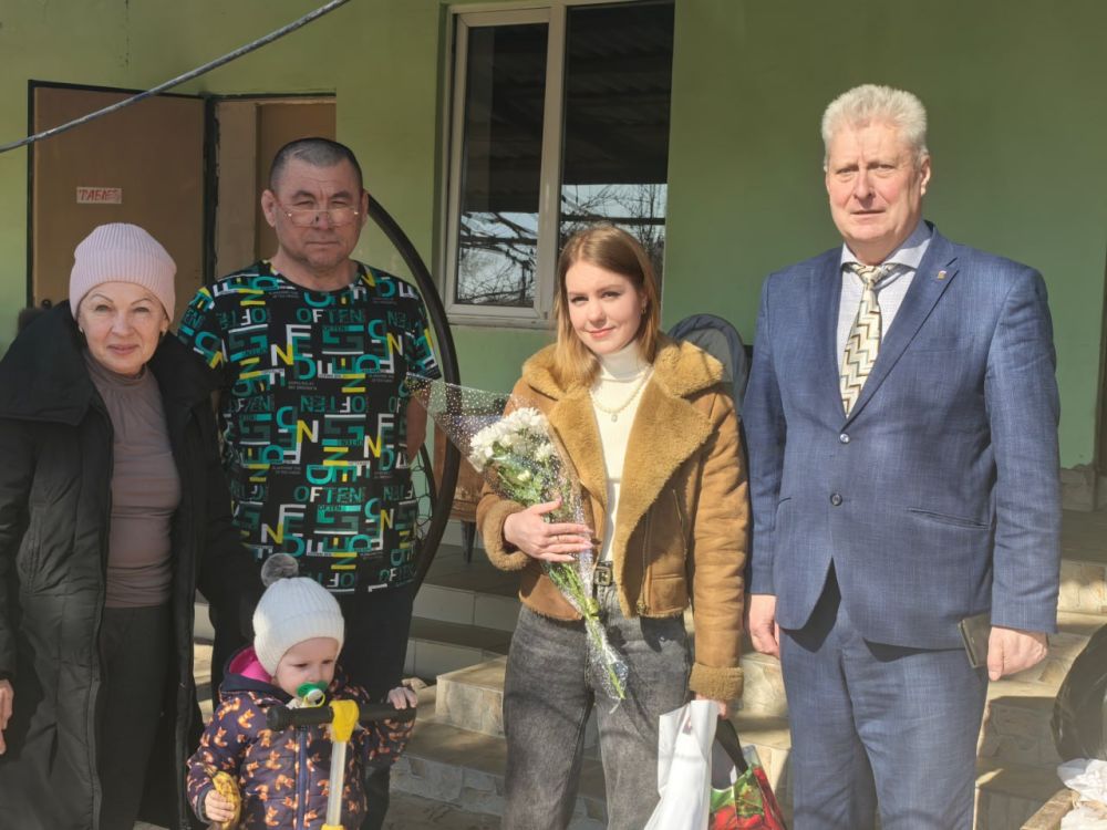 Сергей Козенко: Сегодня, в канун Международного женского дня 8 марта, поздравил женщин, потерявших своих мужей — защитников и героев — в ходе специальной военной операции Сергей Козенко: Сегодня, в канун Международного женского дня 8 марта, поздравил женщин, потерявших своих мужей — защитников и героев — в ходе специальной военной операции