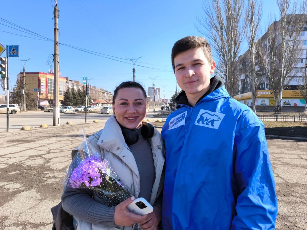 В преддверии Международного женского дня депутат муниципального округа г. Алчевск, Ярский Александр, совместно с активистами "Молодой Гвардии Единой России" поздравил жительниц города с наступающим праздником В преддверии Международного женского дня депутат муниципального округа г. Алчевск, Ярский Александр, совместно с активистами "Молодой Гвардии Единой России" поздравил жительниц города с наступающим праздником