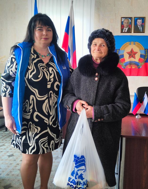 В преддверии Международного женского дня активисты местных отделений партии «Единая Россия» и Совета женщин Краснодонского муниципального округа Луганского РО «Союз женщин России» провели акцию в честь праздника В преддверии Международного женского дня активисты местных отделений партии «Единая Россия» и Совета женщин Краснодонского муниципального округа Луганского РО «Союз женщин России» провели акцию в честь праздника