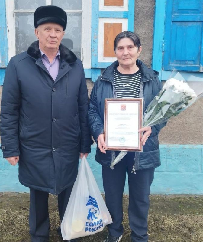 В преддверии Международного женского дня активисты местных отделений партии «Единая Россия» и Совета женщин Краснодонского муниципального округа Луганского РО «Союз женщин России» провели акцию в честь праздника В преддверии Международного женского дня активисты местных отделений партии «Единая Россия» и Совета женщин Краснодонского муниципального округа Луганского РО «Союз женщин России» провели акцию в честь праздника