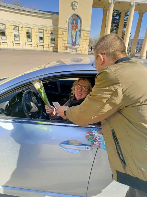 Заместитель председателя РО ВОД "Отцы России" по ЛНР, член Общественной палаты ЛНР Александр Бурлаков совместно с ГИБДД по ЛНР поздравили женщин - водителей с праздником 8 го марта! Заместитель председателя РО ВОД "Отцы России" по ЛНР, член Общественной палаты ЛНР Александр Бурлаков совместно с ГИБДД по ЛНР поздравили женщин - водителей с праздником 8 го марта!