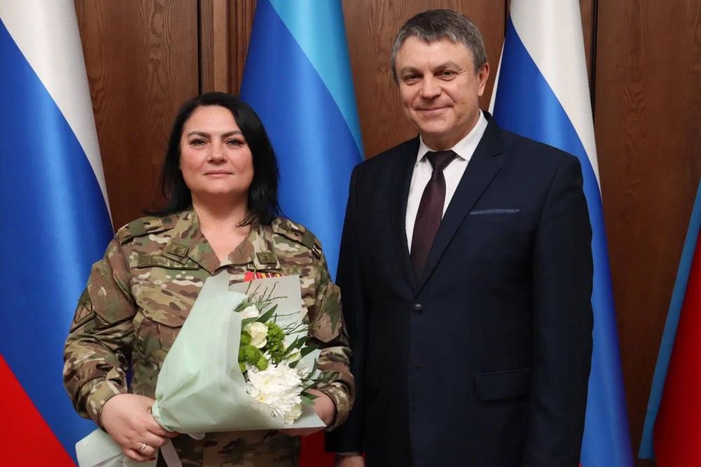 Глава ЛНР Леонид Пасечник накануне 8 вручил награды отличившимся женщинам-военнослужащим и военным медикам Глава ЛНР Леонид Пасечник накануне 8 вручил награды отличившимся женщинам-военнослужащим и военным медикам