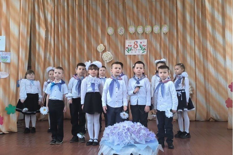 В Свердловской СШ №8 прошёл праздничный концерт, посвящённый 8 Марта В Свердловской СШ №8 прошёл праздничный концерт, посвящённый 8 Марта