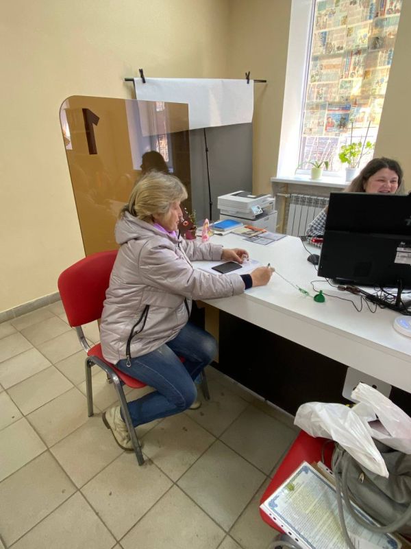 Специалисты отделения г. Лисичанска МФЦ ЛНР сегодня, в преддверии 8 марта, вручали заявителям небольшие подарочки Специалисты отделения г. Лисичанска МФЦ ЛНР сегодня, в преддверии 8 марта, вручали заявителям небольшие подарочки