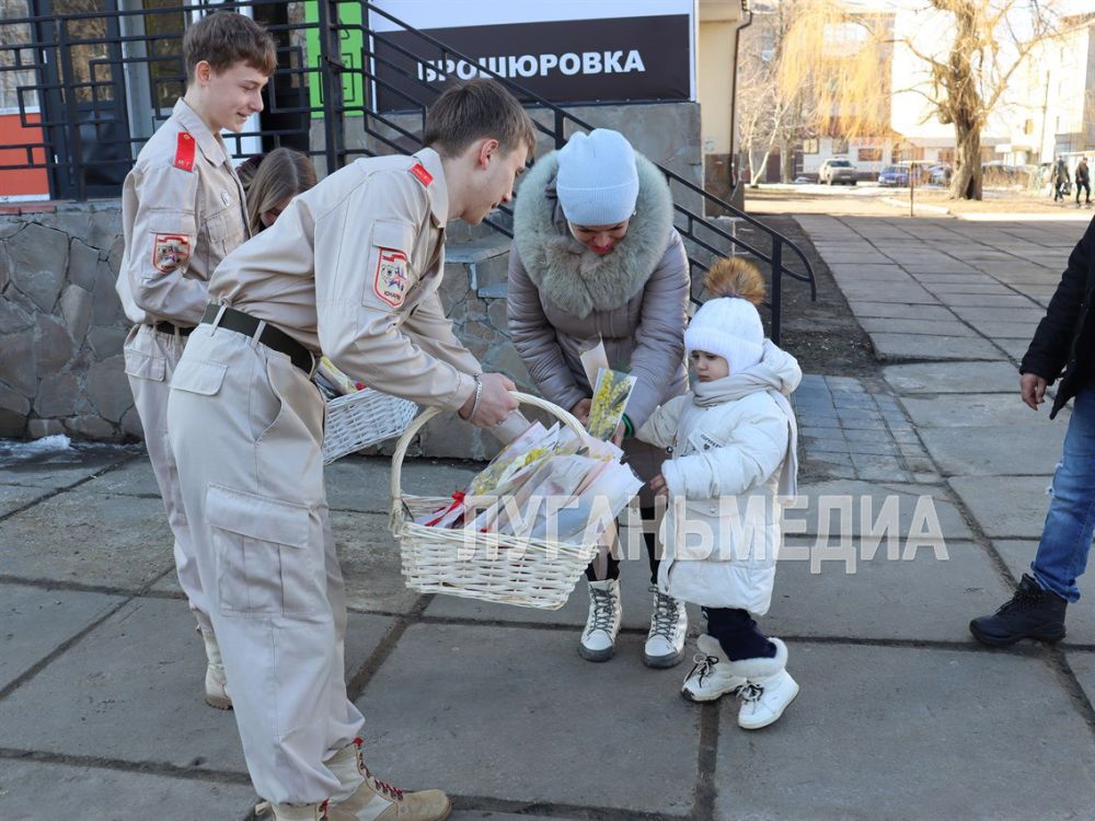 Накануне Международного женского дня свердловская молодежь вышла на улицы города, чтобы поздравить землячек с наступающим праздником Накануне Международного женского дня свердловская молодежь вышла на улицы города, чтобы поздравить землячек с наступающим праздником