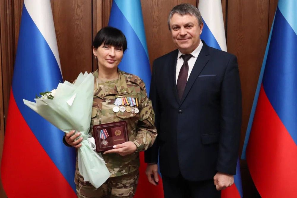 Глава ЛНР Леонид Пасечник накануне 8 вручил награды отличившимся женщинам-военнослужащим и военным медикам Глава ЛНР Леонид Пасечник накануне 8 вручил награды отличившимся женщинам-военнослужащим и военным медикам