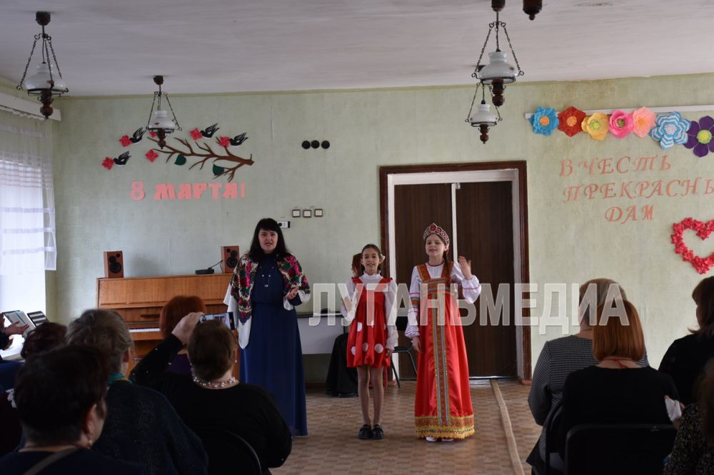 Для коллектива и подопечных Первомайского комплексного центра социального обслуживания было организовано торжественное мероприятие «В честь прекрасных дам» к Международному женскому дню Для коллектива и подопечных Первомайского комплексного центра социального обслуживания было организовано торжественное мероприятие «В честь прекрасных дам» к Международному женскому дню