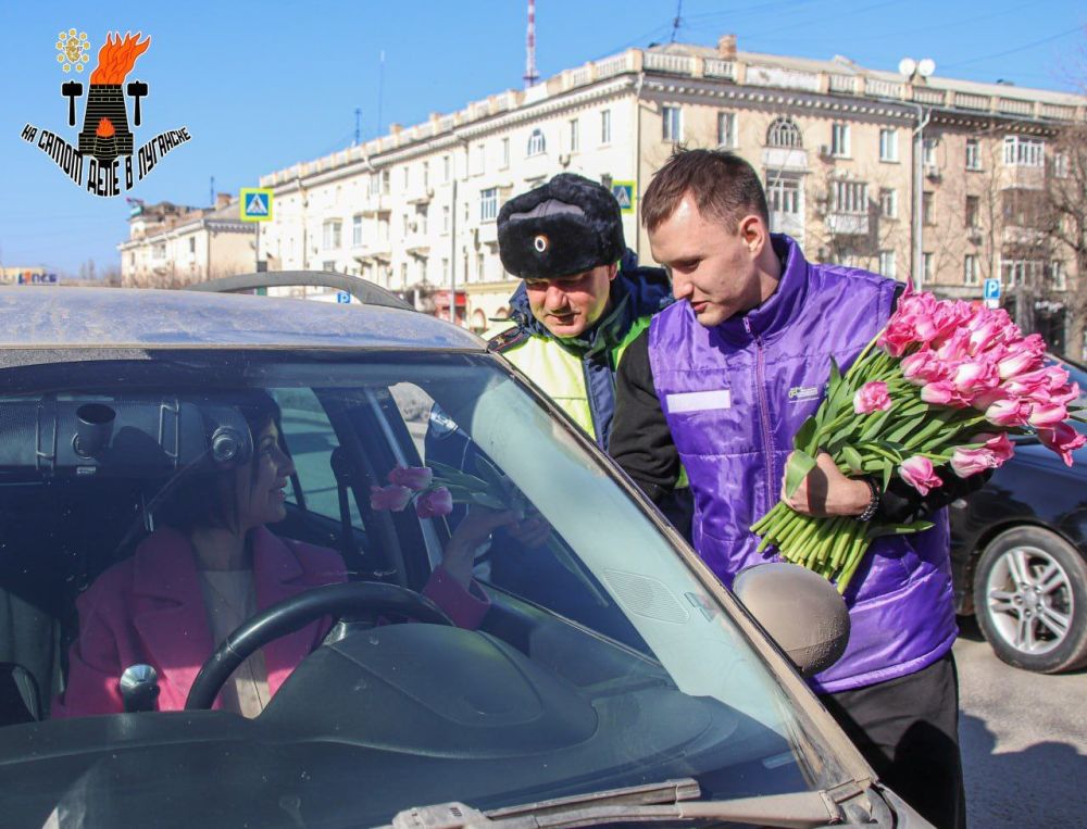 В преддверии праздника ДПС тормозят водителей-девушек, и дарят им цветочки В преддверии праздника ДПС тормозят водителей-девушек, и дарят им цветочки