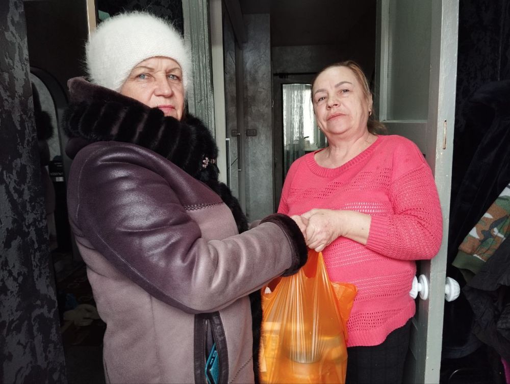 В канун празднования Международного женского дня сотрудники отдела жизнеобеспечения пгт Кленовый Администрации городского округа город Ровеньки при содействии Росгвардии передали продуктовые наборы и поздравили жительниц... В канун празднования Международного женского дня сотрудники отдела жизнеобеспечения пгт Кленовый Администрации городского округа город Ровеньки при содействии Росгвардии передали продуктовые наборы и поздравили жительниц...
