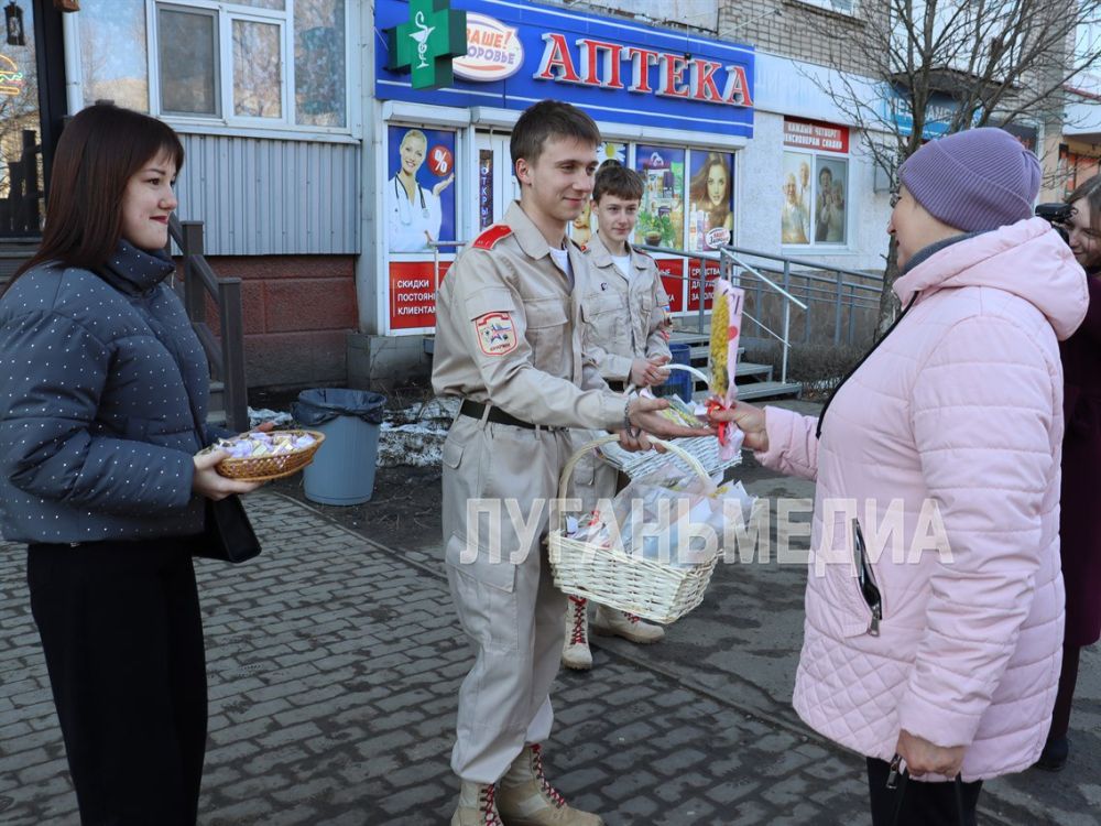 Накануне Международного женского дня свердловская молодежь вышла на улицы города, чтобы поздравить землячек с наступающим праздником Накануне Международного женского дня свердловская молодежь вышла на улицы города, чтобы поздравить землячек с наступающим праздником