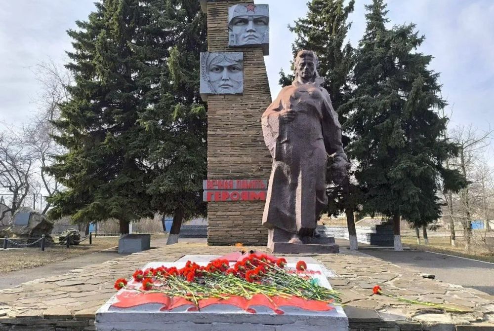 Новости Жизни!. В Белокуракинском районе состоялся митинг с возложением цветов к мемориалу «Скорбящая мать» в честь третьей годовщины освобождения от украинских националистов Новости Жизни!. В Белокуракинском районе состоялся митинг с возложением цветов к мемориалу «Скорбящая мать» в честь третьей годовщины освобождения от украинских националистов