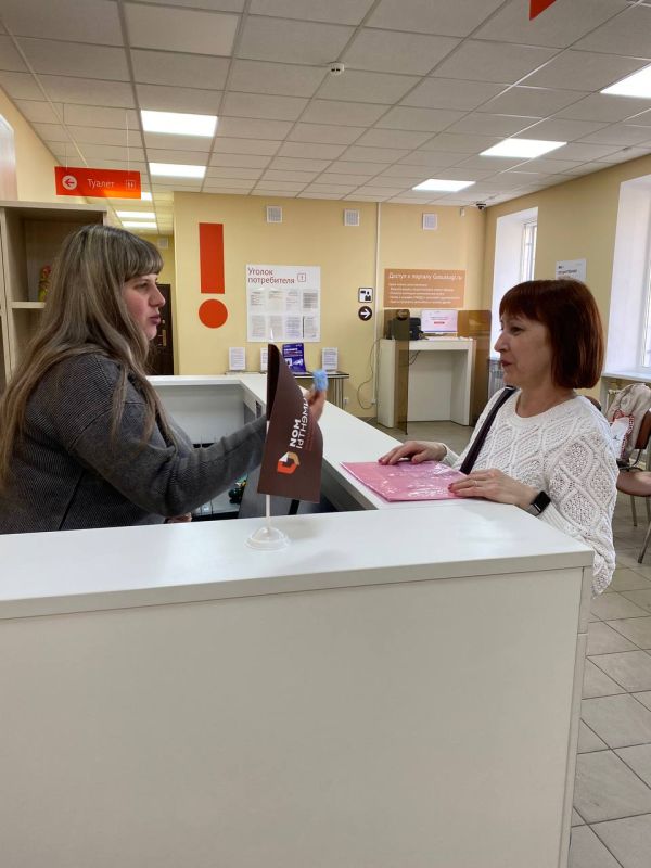 Специалисты отделения г. Лисичанска МФЦ ЛНР сегодня, в преддверии 8 марта, вручали заявителям небольшие подарочки Специалисты отделения г. Лисичанска МФЦ ЛНР сегодня, в преддверии 8 марта, вручали заявителям небольшие подарочки