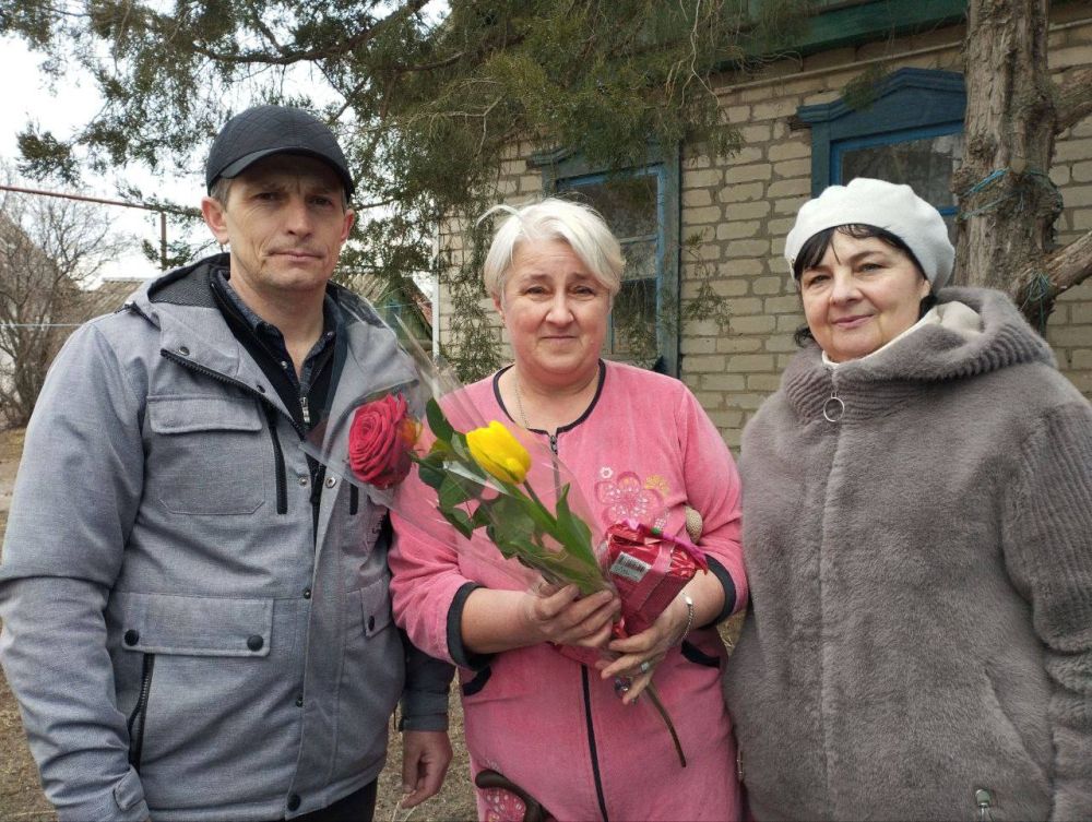 В Беловодском муниципальном округе активистки Женского движения «Единой России» приняли участие в акции «Цветы для мам героев» В Беловодском муниципальном округе активистки Женского движения «Единой России» приняли участие в акции «Цветы для мам героев»