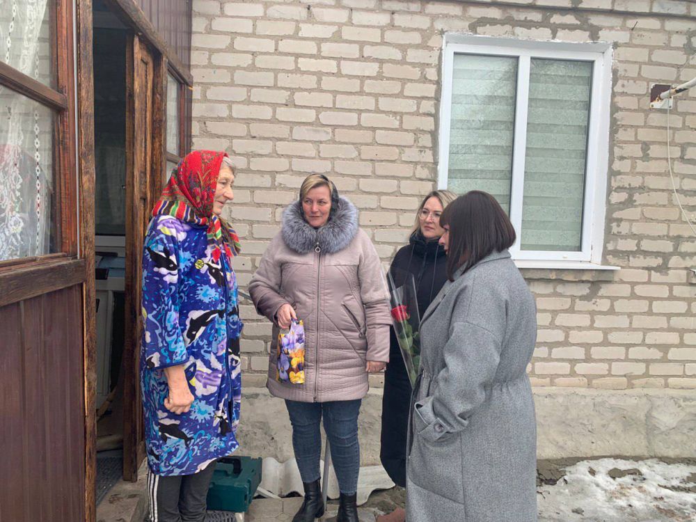 В Беловодском муниципальном округе активистки Женского движения «Единой России» приняли участие в акции «Цветы для мам героев» В Беловодском муниципальном округе активистки Женского движения «Единой России» приняли участие в акции «Цветы для мам героев»