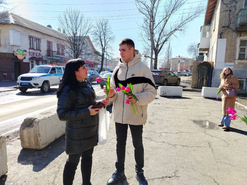 Члены Молодёжного совета при Администрации города Ровеньки поздравили жительниц нашего города с наступающим Международным женским днём Члены Молодёжного совета при Администрации города Ровеньки поздравили жительниц нашего города с наступающим Международным женским днём