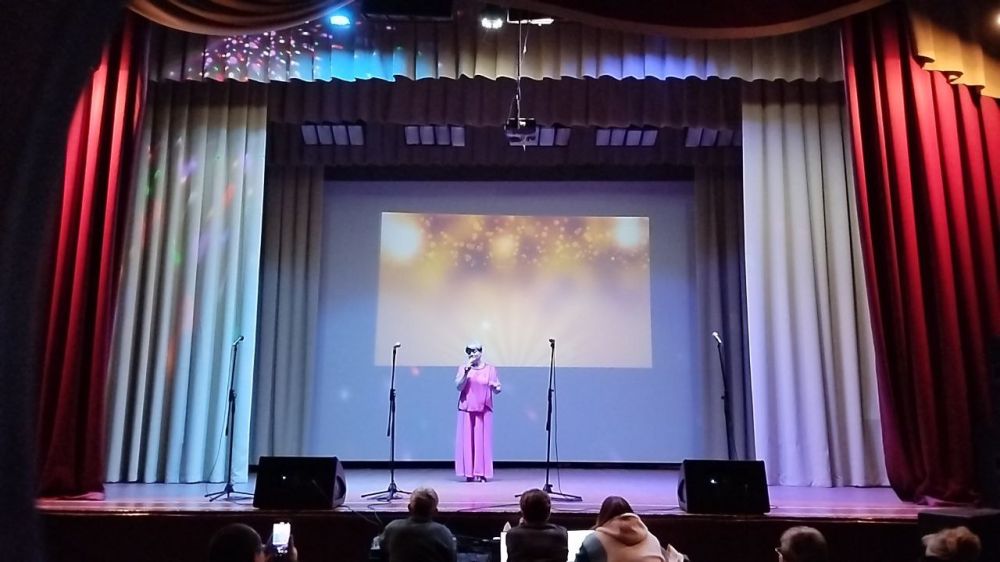 Сегодня в Петровском ДК прошла потрясающая, зажигательная концертная программа посвященная празднику весны! Сегодня в Петровском ДК прошла потрясающая, зажигательная концертная программа посвященная празднику весны!