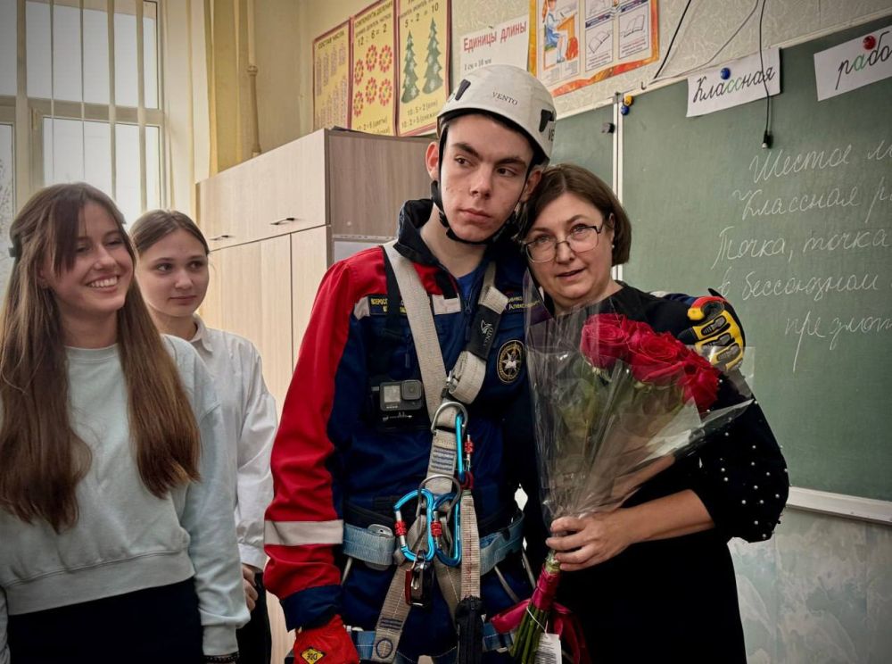 Добровольцы регионального отделения Всероссийского студенческого корпуса спасателей провели акцию «Цветочный десант» в преддверии 8 Об этом из луганской школы №17, где прошла акция, передает корреспондент ЛИЦ Добровольцы регионального отделения Всероссийского студенческого корпуса спасателей провели акцию «Цветочный десант» в преддверии 8 Об этом из луганской школы №17, где прошла акция, передает корреспондент ЛИЦ