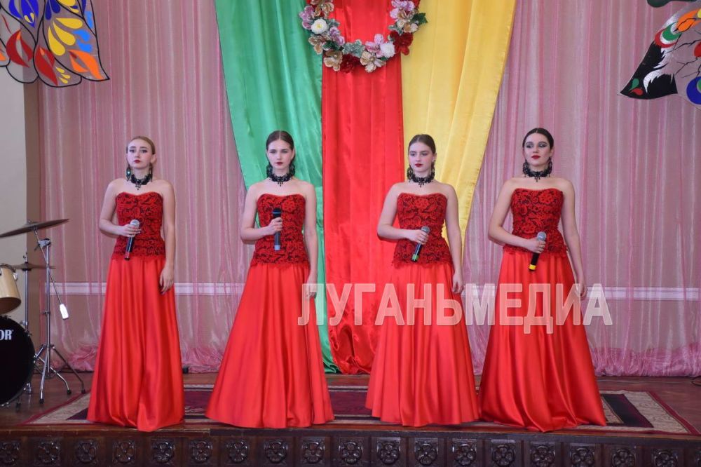 Яркий концерт к Международному женскому дню прошел в Дворце культуры им. Горького в Стаханове Яркий концерт к Международному женскому дню прошел в Дворце культуры им. Горького в Стаханове