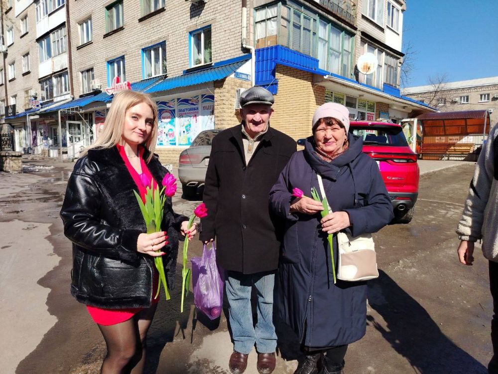 Члены Молодёжного совета при Администрации города Ровеньки поздравили жительниц нашего города с наступающим Международным женским днём Члены Молодёжного совета при Администрации города Ровеньки поздравили жительниц нашего города с наступающим Международным женским днём