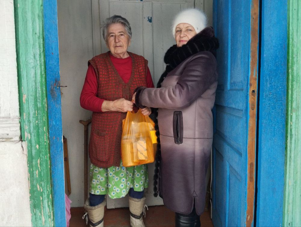 В канун празднования Международного женского дня сотрудники отдела жизнеобеспечения пгт Кленовый Администрации городского округа город Ровеньки при содействии Росгвардии передали продуктовые наборы и поздравили жительниц... В канун празднования Международного женского дня сотрудники отдела жизнеобеспечения пгт Кленовый Администрации городского округа город Ровеньки при содействии Росгвардии передали продуктовые наборы и поздравили жительниц...