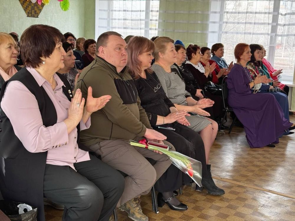Сергей Колягин: В преддверии Международного женского дня поздравить с наступающим праздником представителей прекрасной половины человечества, которые собрались в Первомайском комплексном центре социального обслуживания... Сергей Колягин: В преддверии Международного женского дня поздравить с наступающим праздником представителей прекрасной половины человечества, которые собрались в Первомайском комплексном центре социального обслуживания...