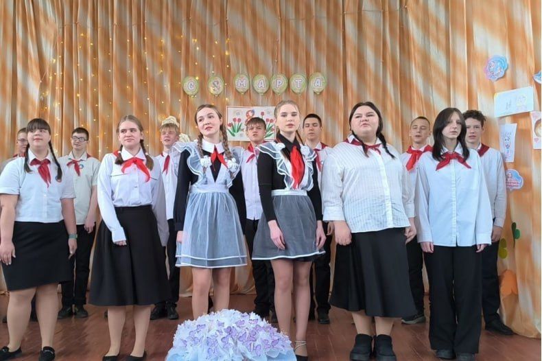 В Свердловской СШ №8 прошёл праздничный концерт, посвящённый 8 Марта В Свердловской СШ №8 прошёл праздничный концерт, посвящённый 8 Марта