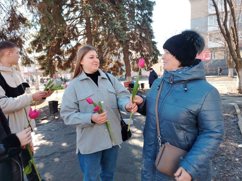 Члены Молодёжного совета при Администрации города Ровеньки поздравили жительниц нашего города с наступающим Международным женским днём Члены Молодёжного совета при Администрации города Ровеньки поздравили жительниц нашего города с наступающим Международным женским днём