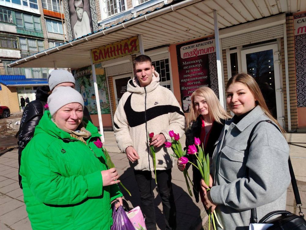 Члены Молодёжного совета при Администрации города Ровеньки поздравили жительниц нашего города с наступающим Международным женским днём Члены Молодёжного совета при Администрации города Ровеньки поздравили жительниц нашего города с наступающим Международным женским днём