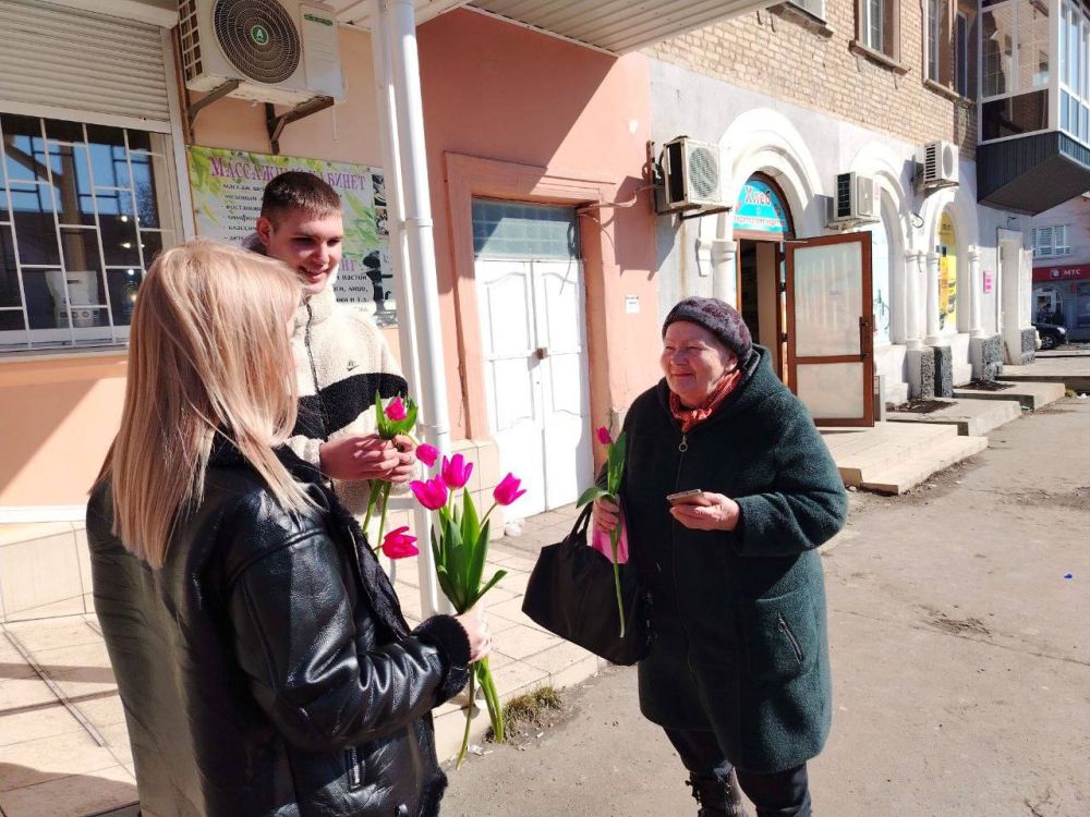Члены Молодёжного совета при Администрации города Ровеньки поздравили жительниц нашего города с наступающим Международным женским днём Члены Молодёжного совета при Администрации города Ровеньки поздравили жительниц нашего города с наступающим Международным женским днём