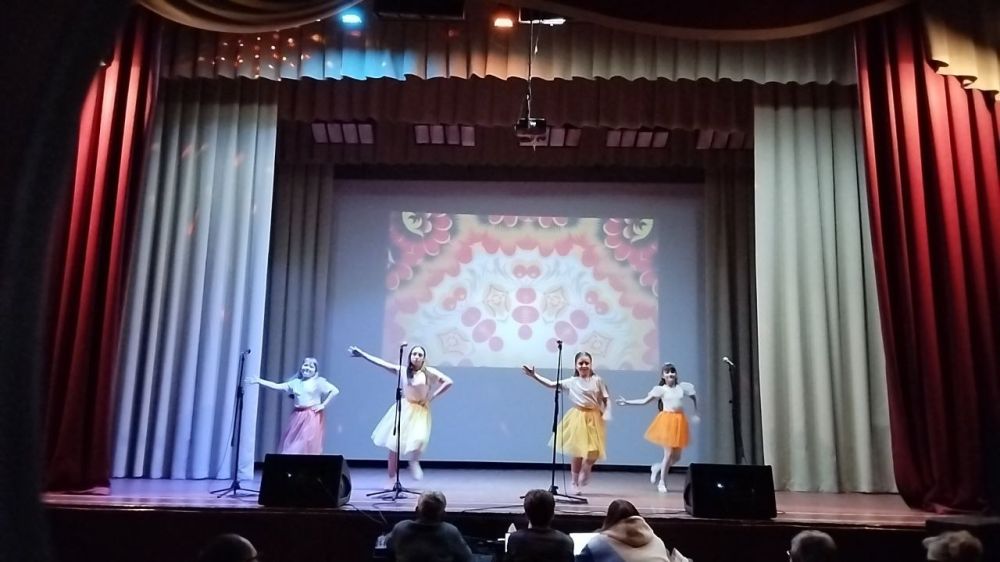 Сегодня в Петровском ДК прошла потрясающая, зажигательная концертная программа посвященная празднику весны! Сегодня в Петровском ДК прошла потрясающая, зажигательная концертная программа посвященная празднику весны!