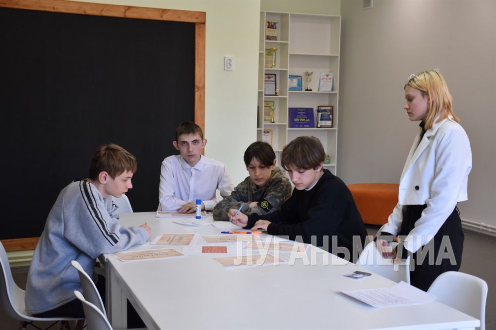 В Краснодонском центре молодёжных инициатив «Гравитация» собрались представители студенчества и учащиеся краснодонских школ, чтобы принять участие в празднике, приуроченном Всемирному женскому дню В Краснодонском центре молодёжных инициатив «Гравитация» собрались представители студенчества и учащиеся краснодонских школ, чтобы принять участие в празднике, приуроченном Всемирному женскому дню