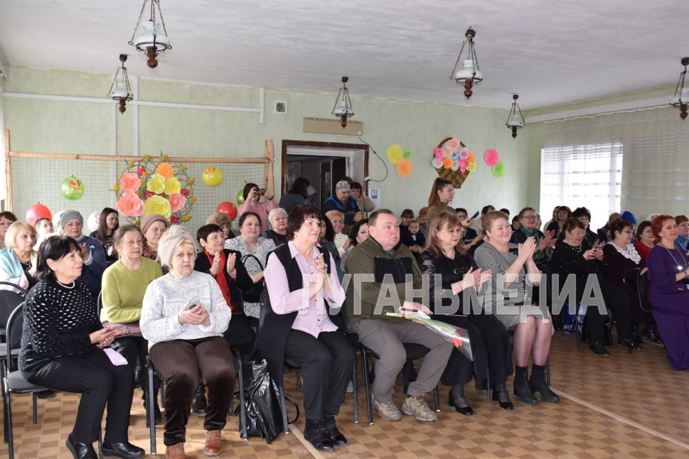 Для коллектива и подопечных Первомайского комплексного центра социального обслуживания было организовано торжественное мероприятие «В честь прекрасных дам» к Международному женскому дню Для коллектива и подопечных Первомайского комплексного центра социального обслуживания было организовано торжественное мероприятие «В честь прекрасных дам» к Международному женскому дню