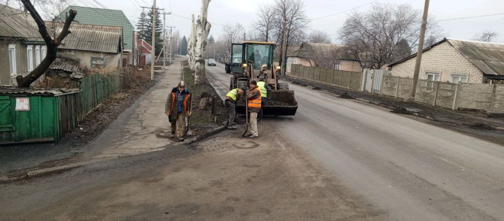 Сегодня, в рамках контракта с подрядной организацией по благоустройству территорий нашего муниципального образования, работники муниципального унитарного предприятия "Спецкомавтотранс" города Ровеньки активно занимаются... Сегодня, в рамках контракта с подрядной организацией по благоустройству территорий нашего муниципального образования, работники муниципального унитарного предприятия "Спецкомавтотранс" города Ровеньки активно занимаются...