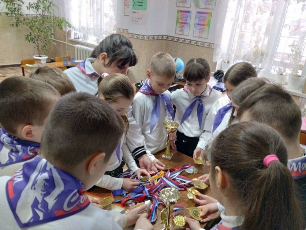 В рамках выполнения задания трека "Орлёнок - спортсмен" ребята из 4-А класса Ровеньковской школы №12 провели интересную встречу, посвящённую спорту и достижениям своих одноклассников В рамках выполнения задания трека "Орлёнок - спортсмен" ребята из 4-А класса Ровеньковской школы №12 провели интересную встречу, посвящённую спорту и достижениям своих одноклассников