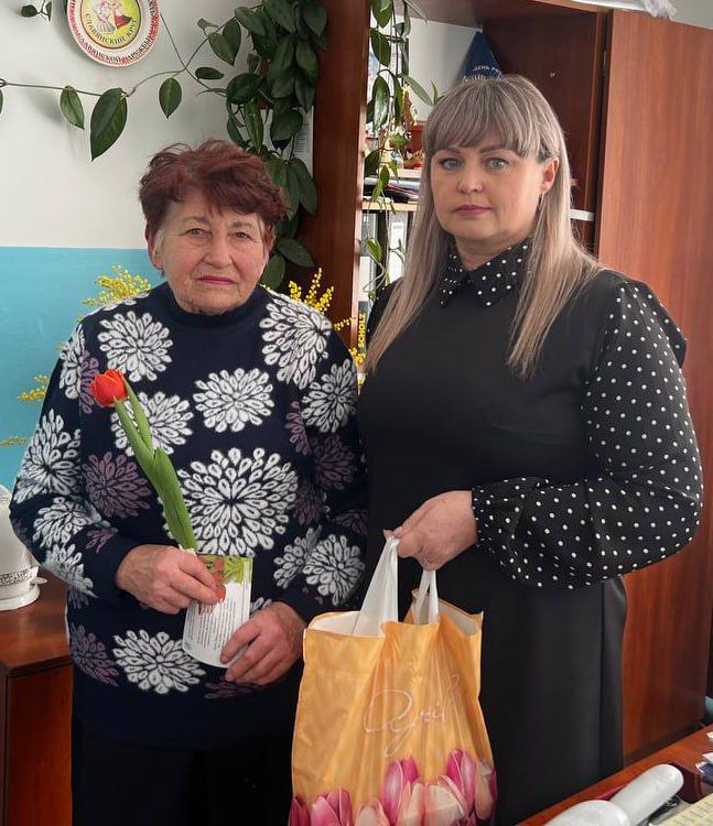 В преддверии Международного женского дня, начальник ОПЖ пгт Новосветловка, с. Белоскелеватое, с. Пархоменко, п. Хящеватое и секретарь первичного местного отделения ВПП "Единая Россия" Наталья Толощук вместе с сотрудниками... В преддверии Международного женского дня, начальник ОПЖ пгт Новосветловка, с. Белоскелеватое, с. Пархоменко, п. Хящеватое и секретарь первичного местного отделения ВПП "Единая Россия" Наталья Толощук вместе с сотрудниками...