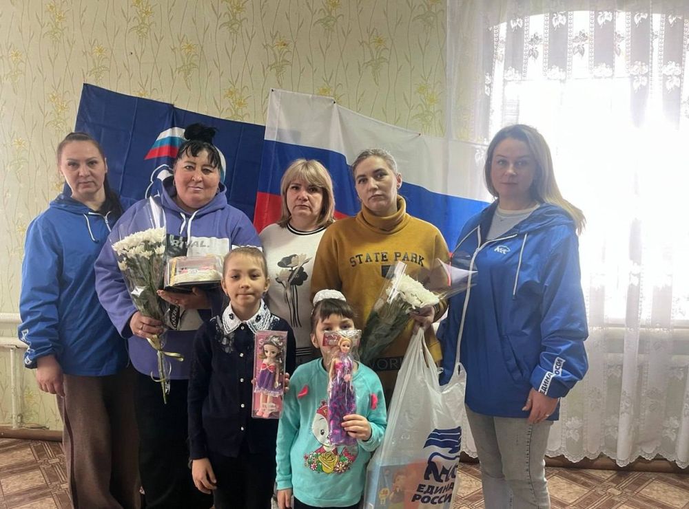 Депутаты Краснолучского городского совета, сотрудники отделов жизнеобеспечения Админинистраци, активисты "Единой России" поздравили жен и матерей участников СВО Депутаты Краснолучского городского совета, сотрудники отделов жизнеобеспечения Админинистраци, активисты "Единой России" поздравили жен и матерей участников СВО