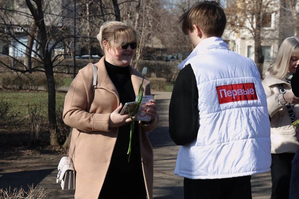 Весеннее чудо. Сегодня, 8 марта, Луганск расцвел яркими красками благодаря праздничной акции «Весеннее чудо». «Навигаторы детства» ЛНР совместно с активистами Движения Первых при поддержке Центра «Пионер» вышли на улицы... Весеннее чудо. Сегодня, 8 марта, Луганск расцвел яркими красками благодаря праздничной акции «Весеннее чудо». «Навигаторы детства» ЛНР совместно с активистами Движения Первых при поддержке Центра «Пионер» вышли на улицы...