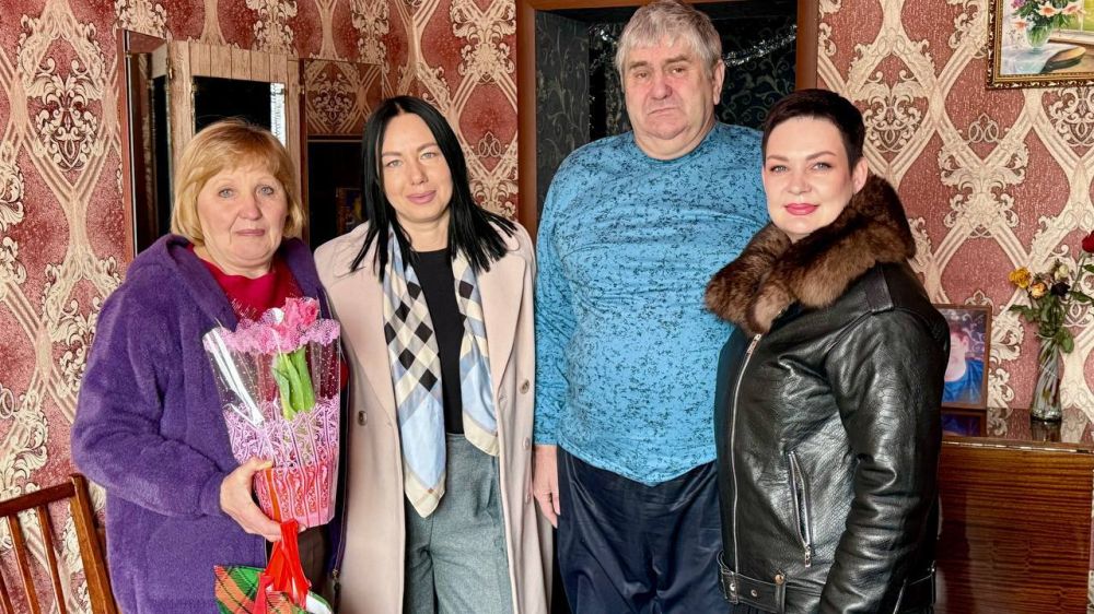 Депутаты Краснолучского городского совета, сотрудники отделов жизнеобеспечения Админинистраци, активисты "Единой России" поздравили жен и матерей участников СВО Депутаты Краснолучского городского совета, сотрудники отделов жизнеобеспечения Админинистраци, активисты "Единой России" поздравили жен и матерей участников СВО